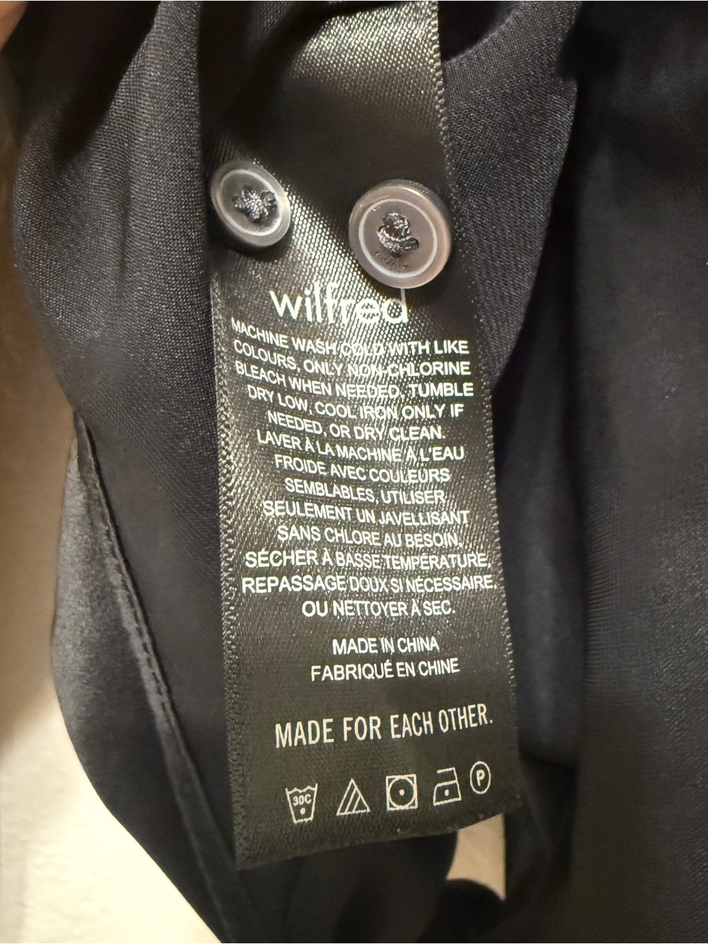 ๐ฆ Wilfred| Aritzia Black Satin Tie Front Blouse Size Small - Picture 7 of 9
